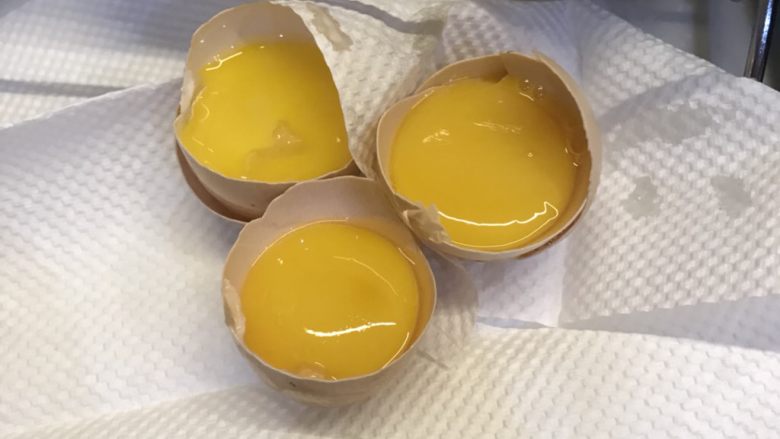 猪油拌饭,鸡蛋去掉蛋白，只留蛋黄