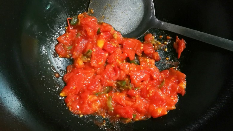 黑木耳番茄鸡蛋汤,翻炒至出沙