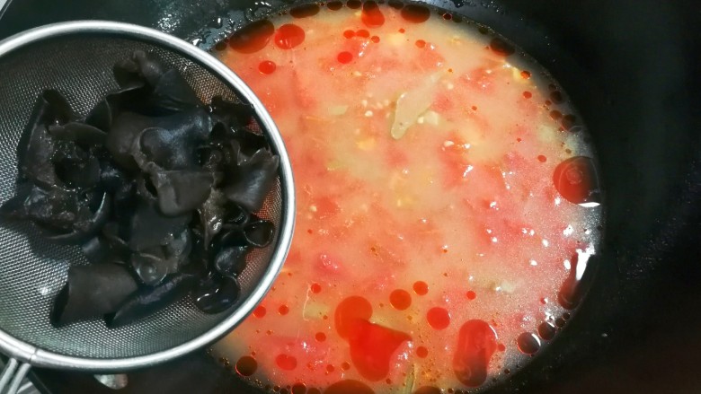 黑木耳番茄鸡蛋汤,放入黑木耳烧开