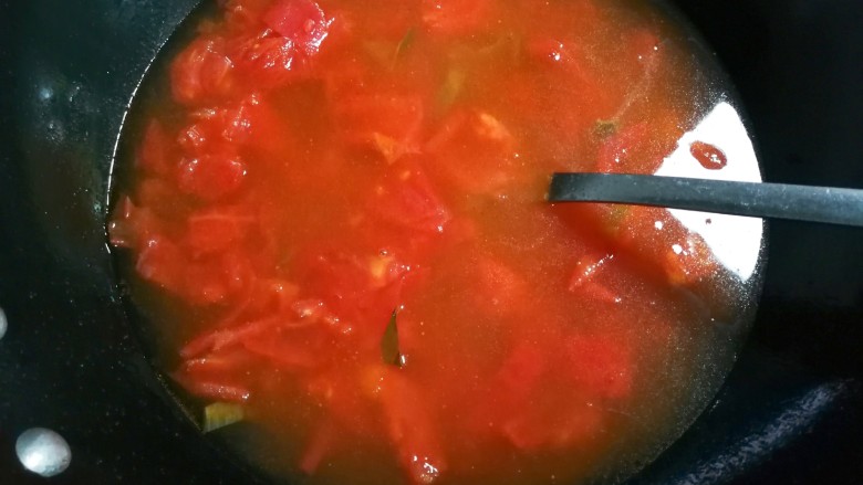 黑木耳番茄鸡蛋汤,放入适量水烧开