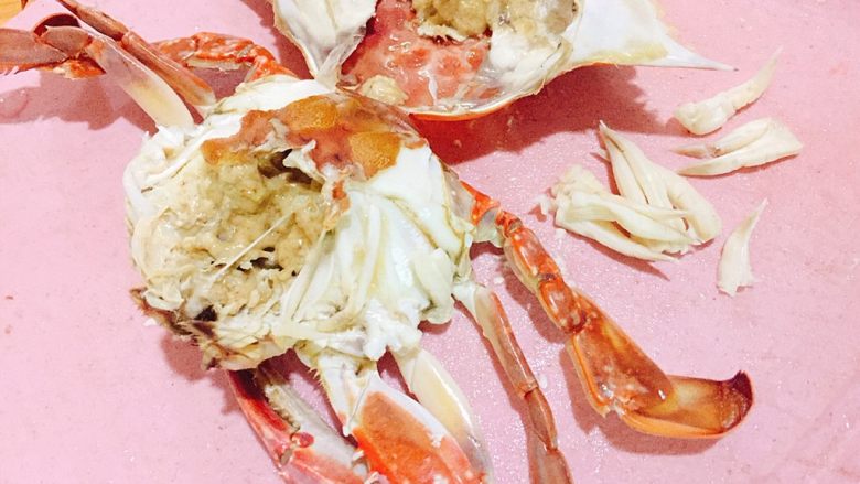 家常菜+葱油梭子蟹,蟹蒸熟后去腮，去尖头部分