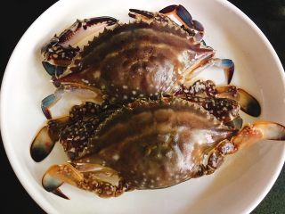 家常菜+葱油梭子蟹,螃蟹洗净，加入姜片和葱段上锅蒸熟。

