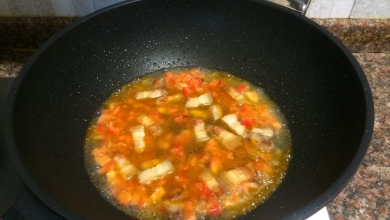 双茄烧肉,倒入一碗清水大火煮开转中火煮2分钟。