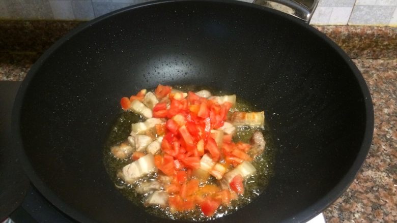 双茄烧肉,放入番茄翻炒20秒。