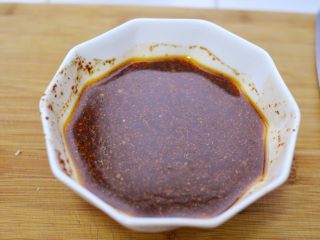 重庆口水鸡,将蒜末辣椒倒入步骤6中的酱汁，再加入蒸鸡腿的汤汁，搅拌均匀。