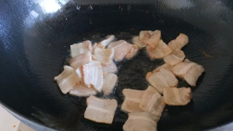 新文美食  红烧冻豆腐,另起锅放入适量油，倒入五花肉煸炒出油。