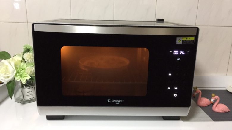 花蛤蒸蛋,将花蛤蛋液送入蒸烤箱中，开启蒸汽功能
