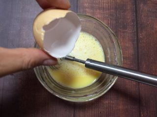 花蛤蒸蛋,    加入1.5-2倍的清水继续搅打均匀至泡沫丰富