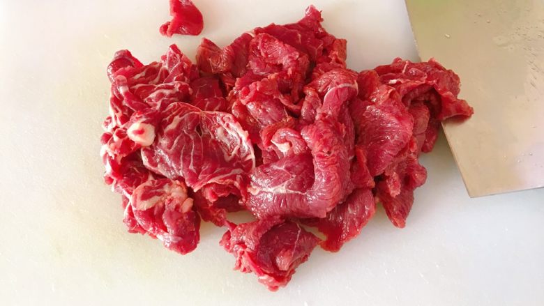 牙签牛肉,<a style='color:red;display:inline-block;' href='/shicai/ 216'>牛肉</a>选用牛脚趾肉或是肩肉。我用了两种，还是更喜欢牛脚趾肉。切长片。