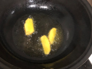 家常酱汁黄花鱼,锅中放入植物油，油热后把姜片放入锅中，煸炒出香味。