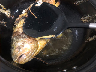 家常酱汁黄花鱼,将腌好的黄花鱼下入锅中煎至表面金黄，捞出备用。