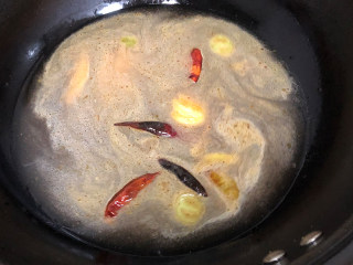 家常酱汁黄花鱼,另起锅葱姜蒜爆锅，加入料酒、醋、盐、糖、老抽，再加入开水煮开。