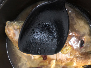 家常酱汁黄花鱼,将腌制过的鱼放入锅中再盖上锅盖，中小火焖制20分钟旺火收汤即可。