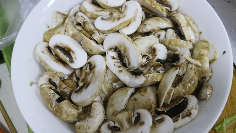口蘑小油菜,将口蘑切片同样放入锅中焯水，捞出备用。