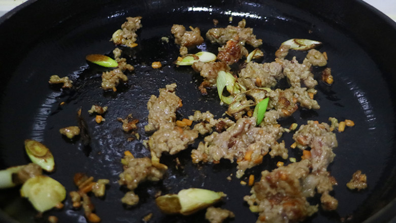 口蘑小油菜,炒锅中倒入葵花籽油烧至7成熟，在放入葱姜蒜爆香，倒入肉沫翻炒。
