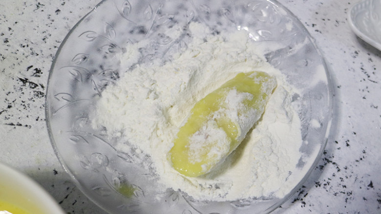 外焦里嫩的炸香蕉,再将裹着鸡蛋液的香蕉均匀地沾上面粉。