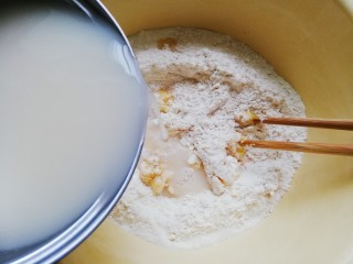 全麦燕麦吐司,酵母粉用温水化开，静置5~8分钟，边倒边搅拌成絮状