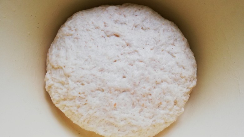 全麦燕麦吐司,用推揉的方式将玉米油和面团充分揉合，盖上保鲜膜发酵