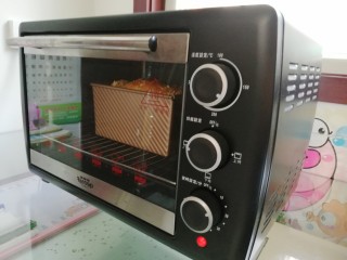 全麦燕麦吐司,烤箱预热180度，最下层放个碗，装半碗热水，上下火烤35分钟即可