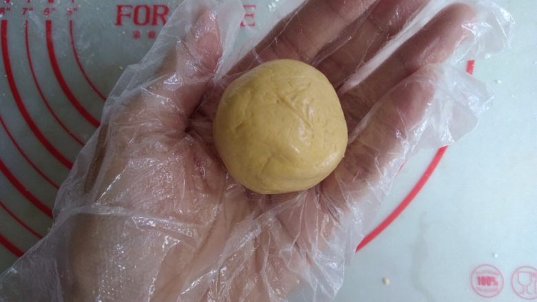 南瓜蒸月饼,收口搓圆，再搓得长一点，容易放入月饼模