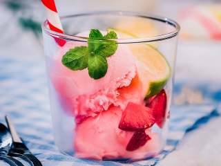 棉花糖变身冰淇淋,取出，搭配水果即可享用