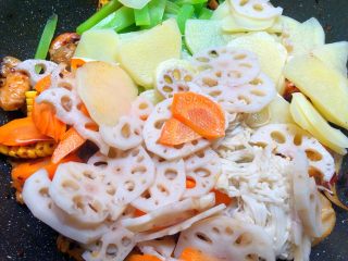 麻辣香锅,放入藕，土豆，胡萝卜莴笋，金针菇翻炒均匀