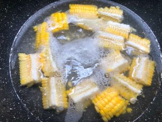 麻辣香锅,锅里放入半锅水烧开，放入玉米焯熟捞起来待用