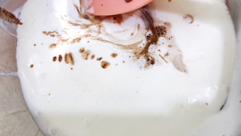 网红沙皮狗巧克力慕斯,把巧克力牛奶过筛到奶油里翻拌均匀