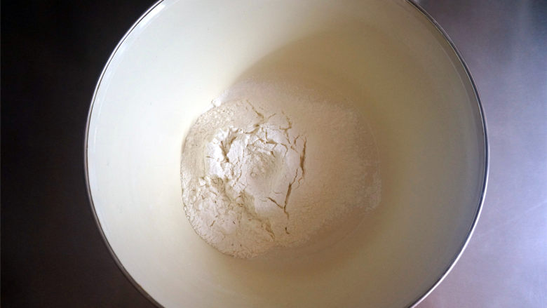 椰奶芙蓉卷,将100克低筋粉过筛，加入椰奶糊中。

