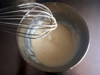 椰奶芙蓉卷,搅拌至顺滑无颗粒的状态，放置一旁备用。
