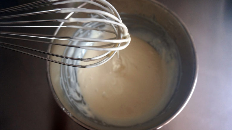椰奶芙蓉卷,搅拌至顺滑无颗粒的状态，放置一旁备用。
