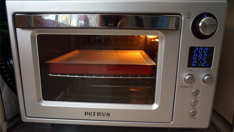 椰奶芙蓉卷,烤箱上火200度，下火90度，预热5分钟后，放入中层，烘烤12分钟。
