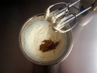 椰奶芙蓉卷,焦糖海盐酱加入到打发的淡奶油中，拌均匀即可。
