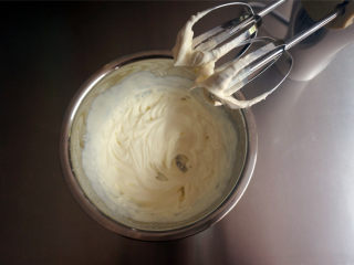 椰奶芙蓉卷,将120克淡奶油打发至9分发。
