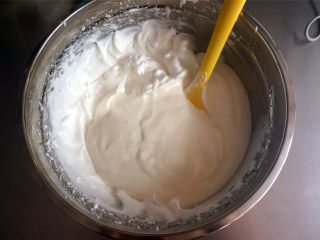 椰奶芙蓉卷,将蛋白糊和椰奶糊翻拌均匀成为蛋糕糊。
