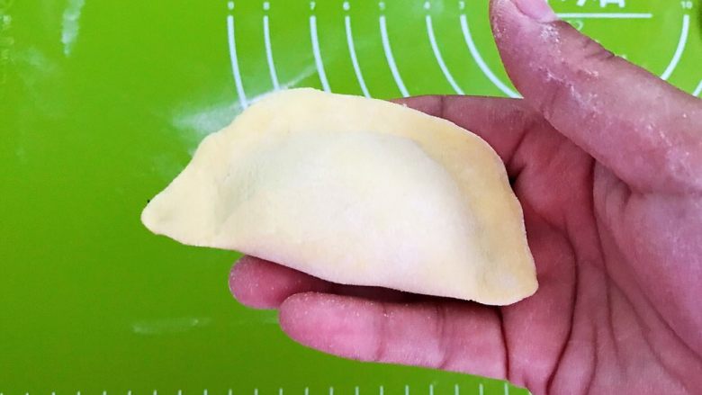 杂粮包子,取一个面皮，加入一勺馅料，包成饺子形状