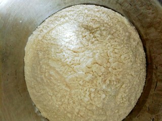 红豆沙饼,盆里放入面粉