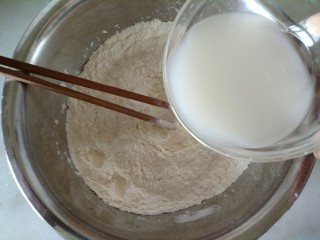 红豆沙饼,调好的酵母水倒入面粉里