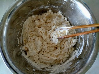 红豆沙饼,用筷子搅拌均匀