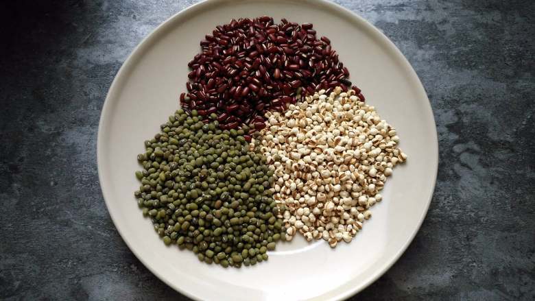 米粥、包子一锅出，蒸笼砂锅的妙用,赤小豆、炒过的薏米、绿豆按1:1:1的比例即可，也可以按照自己的需求调整。
