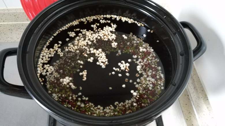 米粥、包子一锅出，蒸笼砂锅的妙用,赤小豆、绿豆、薏米放入砂锅中，加入约3升水，水不要加得太满，
