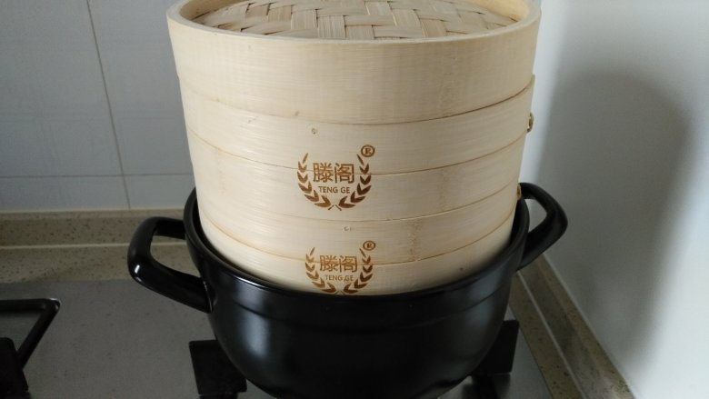 米粥、包子一锅出，蒸笼砂锅的妙用,竹蒸笼直接放到砂锅上，下面继续煮粥，开始蒸包子，
