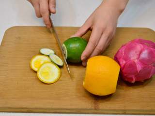 养颜水果干,将柠檬和橙子用盐擦洗干净后去除2头，红肉火龙果去皮，白肉火龙果洗干净后去枝叶。