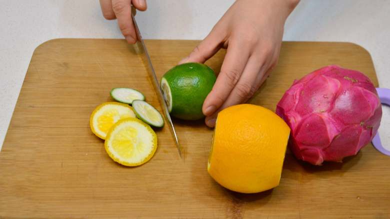 养颜水果干,将柠檬和<a style='color:red;display:inline-block;' href='/shicai/ 626'>橙子</a>用盐擦洗干净后去除2头，红肉火龙果去皮，白肉火龙果洗干净后去枝叶。