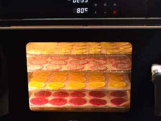 养颜水果干,COUSS电烤箱CO-960S，选择80度，4层水果放入，低温烘干3-4小时。