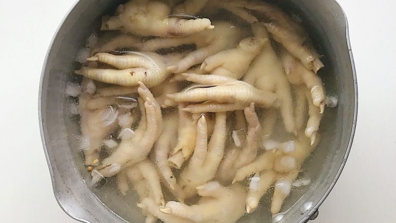 姜汁凤爪,
煮好的鸡爪放入冰水中浸泡一会儿 热胀冷缩的原理能使鸡爪更加Q弹
