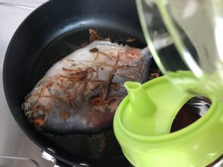 红烧金昌鱼,烹适量料酒