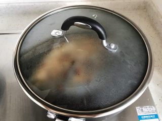 红烧金昌鱼,盖上锅盖，小火煮10分钟左右