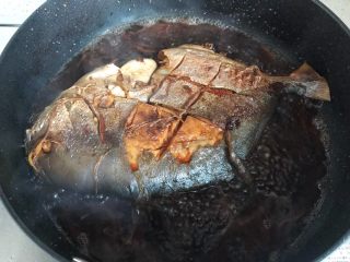红烧金昌鱼,期间可以将鱼翻个面
待汤汁收紧，即可
