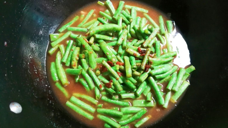 黄豆酱焖豇豆,热水和豇豆平齐盖上锅盖中火烧开转小火焖烧至熟透，豇豆一定要熟透不然有毒